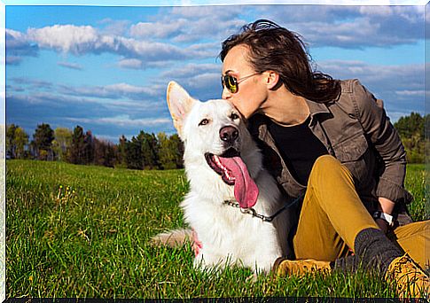 Person kissing his dog